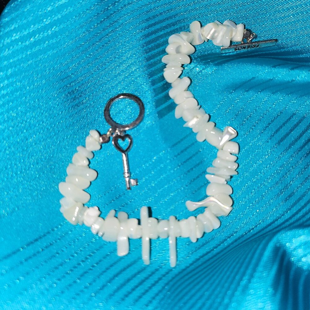 MOTHER OF PEARL CHIP TOGGLE CLASP BRACELET  WITH HEART KEY AND FRIENDSHIP CHARM - Picture 3 of 10